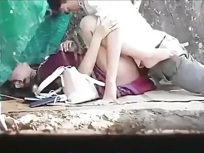 வெண்ணிலா டிவில்லே & மார்க் வுட் இன் மை வைஃப் ஹாட் ஃப்ரெண்ட்